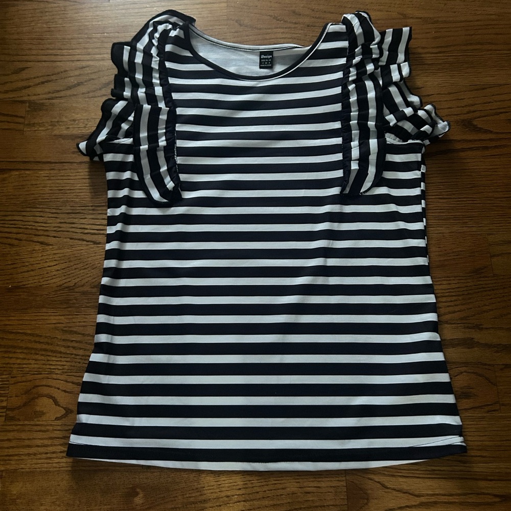 BNWOT- black and white short sleeve top, women’s size small